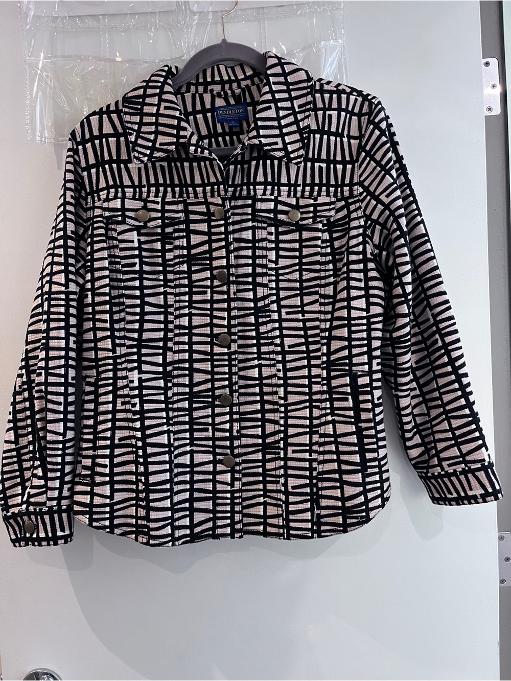 Sporty black & cream patterned jacket with stylish details.